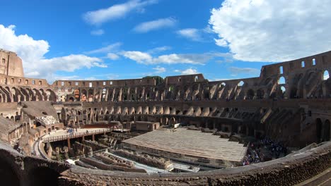 Im-Inneren-Des-Kolosseums-In-Rom,-Italien-An-Einem-Schönen-Frühlingstag-Mit-Blauem-Himmel-Und-Weißen-Wolken
