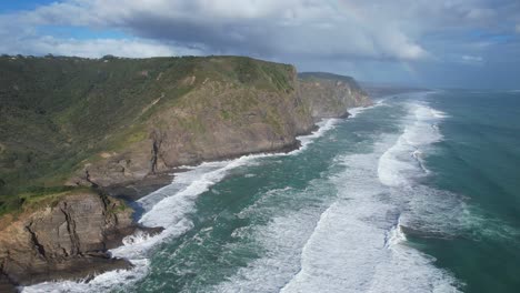 Acantilados-En-La-Costa-De-Piha-En-La-Isla-Norte,-Parque-Regional-Waitakere-Ranges,-Nueva-Zelanda