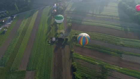 Aufsteigender-Luftschwenk,-Während-Helles-Morgenlicht-Die-Landschaft-Bedeckt