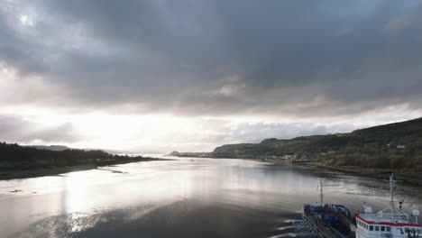 Erskine,-Schottland,-Wunderschöner-Sonnenuntergang-über-Dem-Fluss,-Verfolgung-Mit-Einem-Arbeitsboot,-Als-Wir-Es-Durch-Den-Rahmen-Passieren
