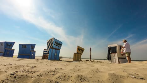 Tumbonas-En-Un-Día-Caluroso-En-La-Playa-En-Alemania,-Langeoog