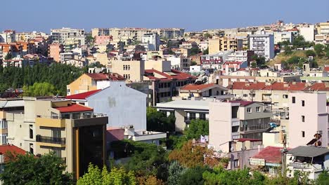 Kusadasi-En-Turquía-Y-Los-Altos-Edificios-Residenciales-De-La-Ciudad