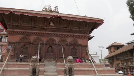 Templo-En-Restauración-Tras-Los-Daños-Causados-Por-El-Terremoto-En-El-Centro-De-La-Ciudad-De-Katmandú,-Nepal