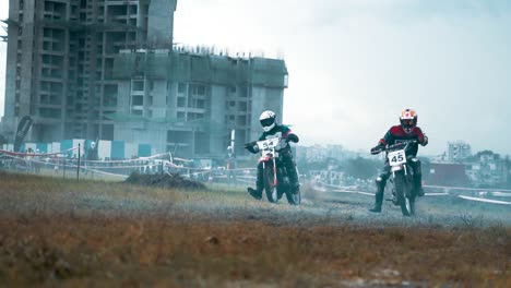 Carreras-De-Motos-Todo-Terreno-En-La-Pista