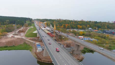 Stark-Befahrene-Autobahn-Und-Baustelle-Einer-Neuen-Brücke,-Luftaufnahme-Einer-Drohne