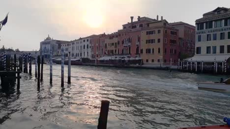 Boats-making-their-way-through-the-Grand-Canal-during-a-gorgeous-sunset-over-the-floating-city,-Venice,-Italy