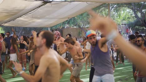 Gente-Bailando-En-El-Festival-De-Musica