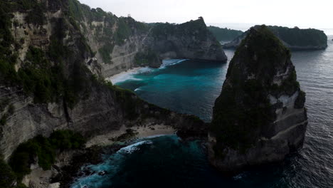 Large-Rock-Formation-And-Coastline-Of-Diamond-Beach-At-Sunrise-In-Nusa-Penida,-Bali,-Indonesia