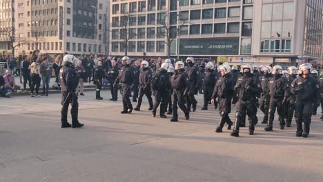 Polizei-Zu-Fuß-Durch-Die-Innenstadt-Von-Frankfurt,-Deutschland