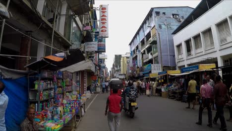 Un-Día-Normal-En-Una-Carretera-En-El-Sudeste-Asiático---Tiendas-De-Conveniencia-Por-Todas-Partes---Sri-Lanka