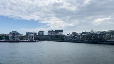 Pasando-Por-El-Puerto-De-Wharf-En-Sydney,-Australia,-En-Un-Día-Nublado-Filmado-Con-Un-IPhone