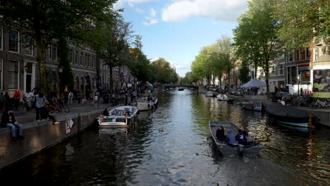 Wide-shot-down-a-canal-of-Amsterdam,-Netherlands