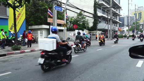 Mopeds-Fahren-Tagsüber-Auf-Den-Straßen-Thailands