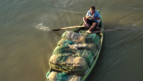 Mann-Rudert-Boot-Mit-Füßen-Vietnam-Vietnamesen-Essen-Obst-Tag-Fluss