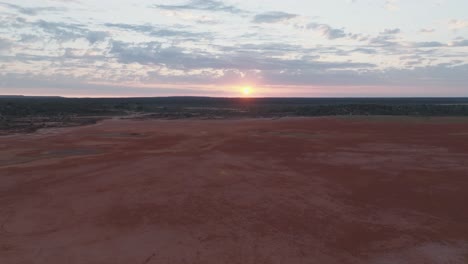 Clip-De-Drones-Avanzando-Hermoso-Amanecer-Sobre-El-Colorido-Desierto-Del-Interior-De-Australia-Occidental