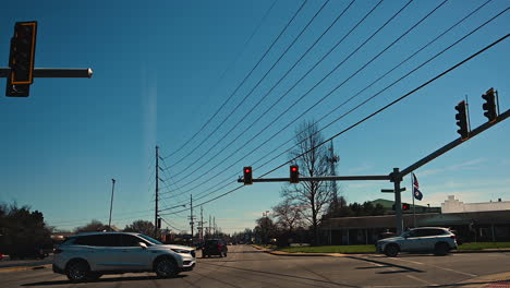 Schöner-Blauer-Himmel-Im-Frühling-An-Der-Kreuzung-Ampel-In-Bowling-Green,-Kentucky,-USA