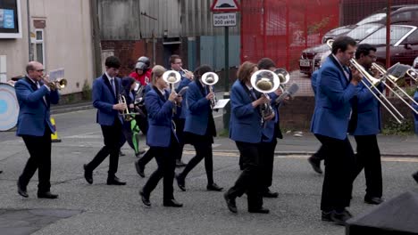 Desfile-De-La-Comunidad-De-Radcliffe-Marchando-Por-Las-Calles