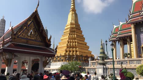 Ein-Berühmter-Wat-In-Bangkok,-Wat-Phra-Kaew,-Gefüllt-Mit-Touristen,-Die-Mönche-Besuchen-Und-Für-Buddha-Beten,-Schwenken