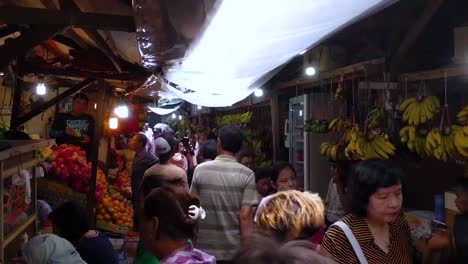 La-Gente-Camina-Por-Una-Estrecha-Calle-Del-Mercado-En-Yakarta.