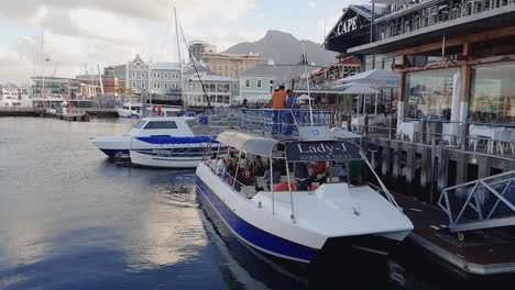 Menschen-An-Bord-Des-Ausflugsboots-Lady-J-An-Der-Strandpromenade-Im-Einkaufszentrum-Victoria-Wharf