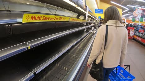 Una-Mujer-Compra-Un-Supermercado-Vacío-Durante-La-Pandemia-De-Coronavirus-Covid-19-En-Un-Walmart-En-Ottawa,-Ontario,-Canadá.