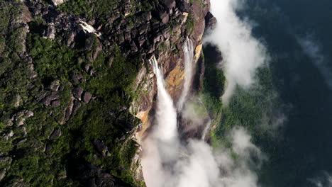 Vista-Aérea-Del-Pintoresco-Salto-Ángel-Con-Nubes-De-Niebla-En-El-Parque-Nacional-Canaima,-Venezuela