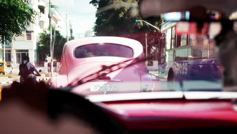 Vista-En-Primera-Persona-Del-Interior-Del-Automóvil-Conduciendo-Por-Las-Calles-De-La-Habana,-Cuba,-A-Través-Del-Tráfico-En-Hora-Punta.