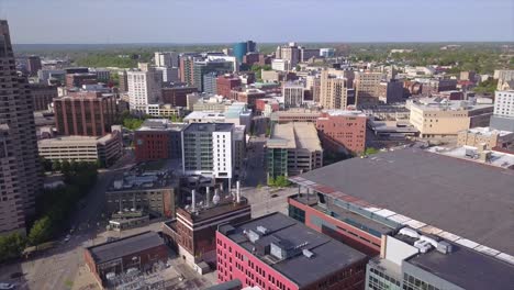 Drohnenaufnahme-Der-Skyline-Von-Grand-Rapids