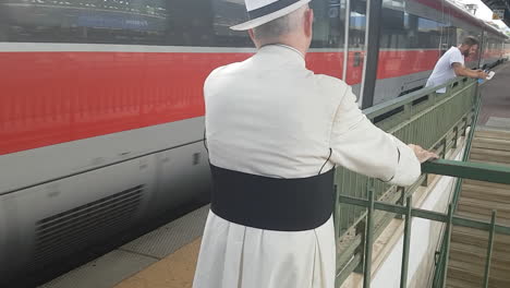 Florenz,-Italien-–-Ca.-Juli-2019-–-Oberpriester-Reist-In-Einem-Nahverkehrszug-Zur-Pelegrinage