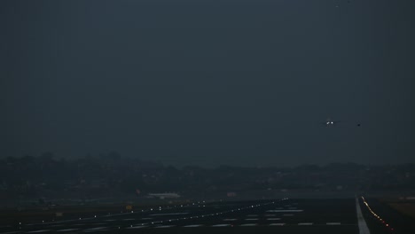 Zeitraffervideo-Von-Start-Und-Landung-Auf-Dem-Geschäftigen-Flughafen-Bei-Sonnenuntergang