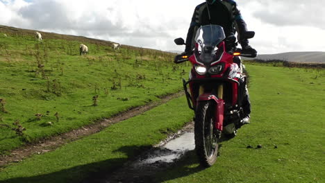 Motorrad-Und-Fahrer-Reisen-Quer-Durchs-Land-Auf-Einer-öffentlichen-Nebenstraße-Im-Mallerstang-Valley-Cumbria