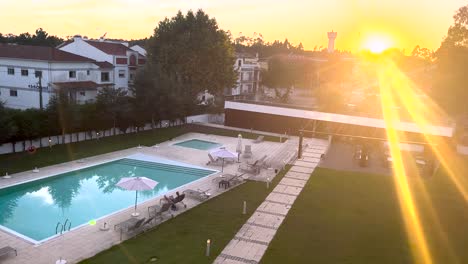Sonnenaufgang-über-Dem-Resort-Pool-Im-Garten-Des-Ferienhotels,-Keine-Menschen