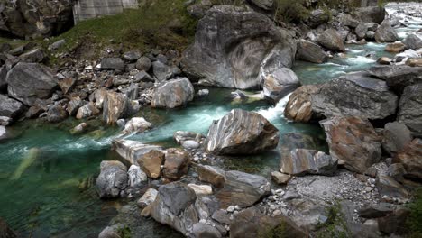 Arroyo-Verde-Cristalino-En-Valle-Verzasca