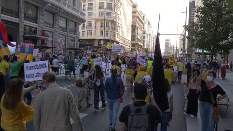 Riesiger-Protest-Auf-Der-Gran-Via-Madrid-Gegen-Die-Kolumbianische-Regierung
