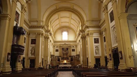 Majestuosa-Toma-Arriba-Y-Abajo,-Vista-Arquitectónica-Interior-De-La-Iglesia-En-Verona,-Italia