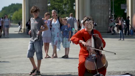 Unternehmer,-Der-Geld-Verdient,-Indem-Er-In-Berlin-öffentlich-Musik-Macht