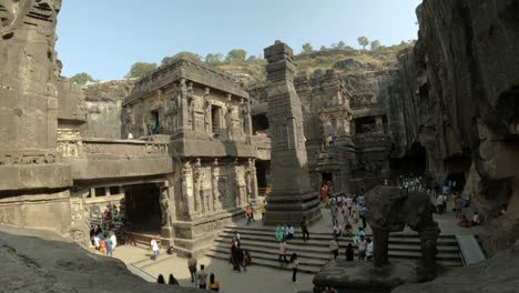 Pilares-De-Piedra-Y-Tallas-En-Las-Paredes-Que-Representan-El-Mahabharata-En-El-Templo-Kailasha-De-Las-Cuevas-De-Ellora