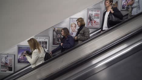 Gente-Y-Trenes-En-El-Metro-De-Londres