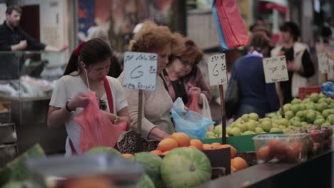 Mahane-Yehuda-Markt-In-Jerusalem,-Frauen-Kaufen-Obst