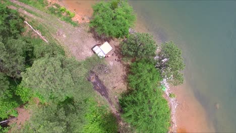 Paar-Beim-Camping-Im-Van-Auf-Der-Halbinsel-Lake-Allatoona,-Cherokee-County,-Georgia,-Luftbild-Drohne