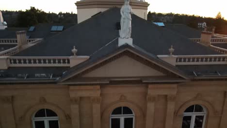 Aerial-Shot-Flying-Downwards-From-Placer-County-Courthouse-Auburn-up-close