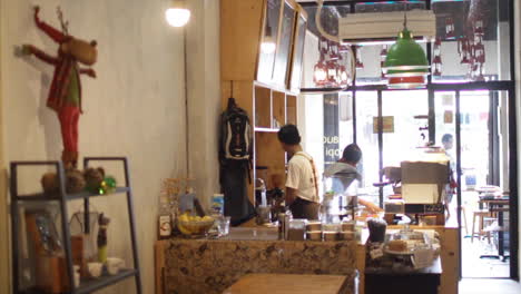 Interior-De-Madera-De-Una-Cafetería-Con-Barista-Trabajando.