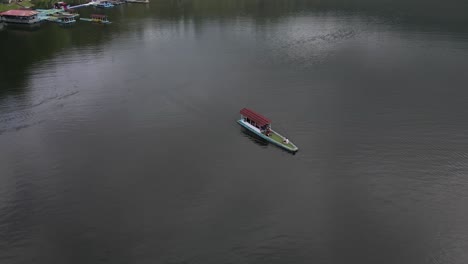 Vista-Aérea,-Barcos-Turísticos-Tradicionales-Navegando-Por-El-Lago