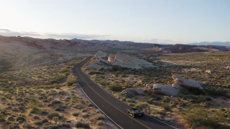 Ferrari-Cabrio-Fährt-Bei-Sonnenuntergang-Durch-Das-Valley-Of-Fire-In-Nevada,-USA