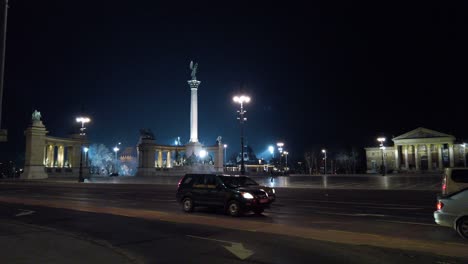 Cámara-Lenta-Del-Tráfico-En-La-Plaza-De-Los-Héroes---Budapest,-Hungría-Por-La-Noche