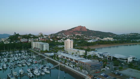 Drone-Fly-Townsville-City,-Queensland,-Australia-Castle-Hill,-Amanecer-Sobre-El-Paisaje-De-Playa-De-Agua