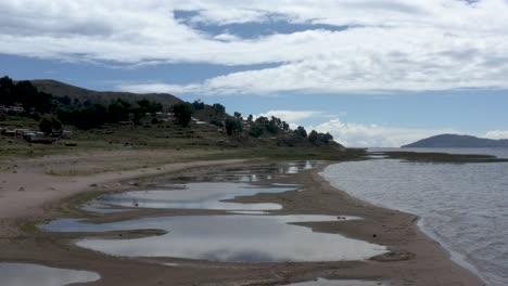 Vista-Aérea-Baja-De-Una-Hermosa-Playa-En-El-Lago-Titicaca.