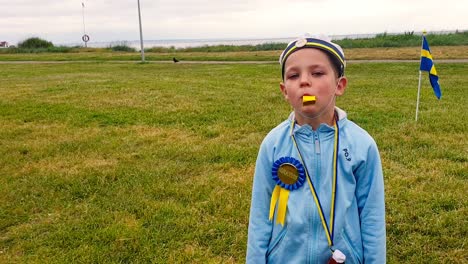 El-Niño-En-Edad-Preescolar-Está-Celebrando-Cuando-Se-Convierte-En-Estudiante-Y-Deja-El-Jardín-De-Infantes