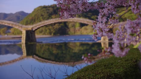 Puente-Arqueado-De-Kintaikyo-Al-Amanecer,-Escena-De-Principios-De-Primavera-En-Japón