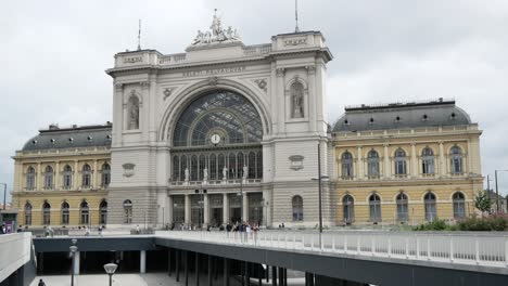 Budapest-Keleti-Palyaudvar-main-train-station-in-Hungary,-Eastern-Europe-with-people-walking-around
